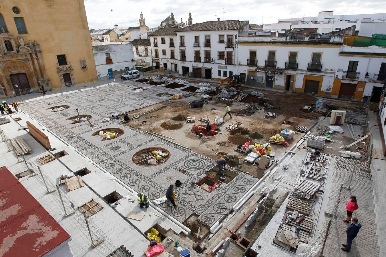 El enclave de la Axerquía Norte, en obras desde el pasado octubre, modifica su fisonomía en virtud de una actuación muy demandada por los vecinos en la que el Ayuntamiento desembolsa 460.000 euros. El objetivo es que los trabajos estén acabados en Semana Santa para el lucimiento de las hermandades, en especial de Las Angustias. Éste es un paseo visual por el antes y el después de una plaza emblemática del casco histórico de Córdoba.