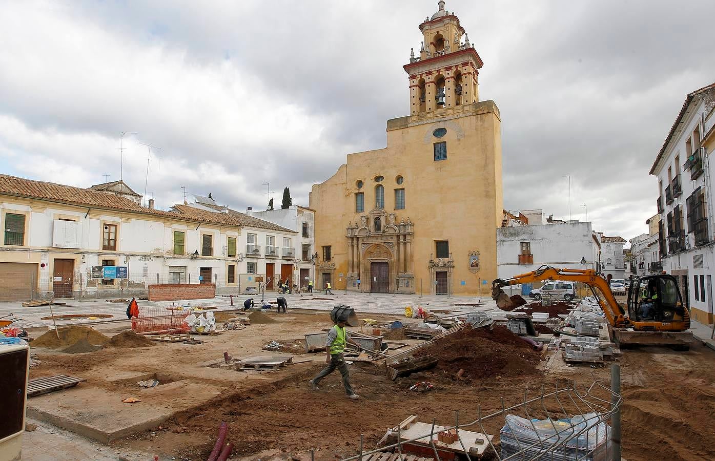 El enclave de la Axerquía Norte, en obras desde el pasado octubre, modifica su fisonomía en virtud de una actuación muy demandada por los vecinos en la que el Ayuntamiento desembolsa 460.000 euros. El objetivo es que los trabajos estén acabados en Semana Santa para el lucimiento de las hermandades, en especial de Las Angustias. Éste es un paseo visual por el antes y el después de una plaza emblemática del casco histórico de Córdoba.