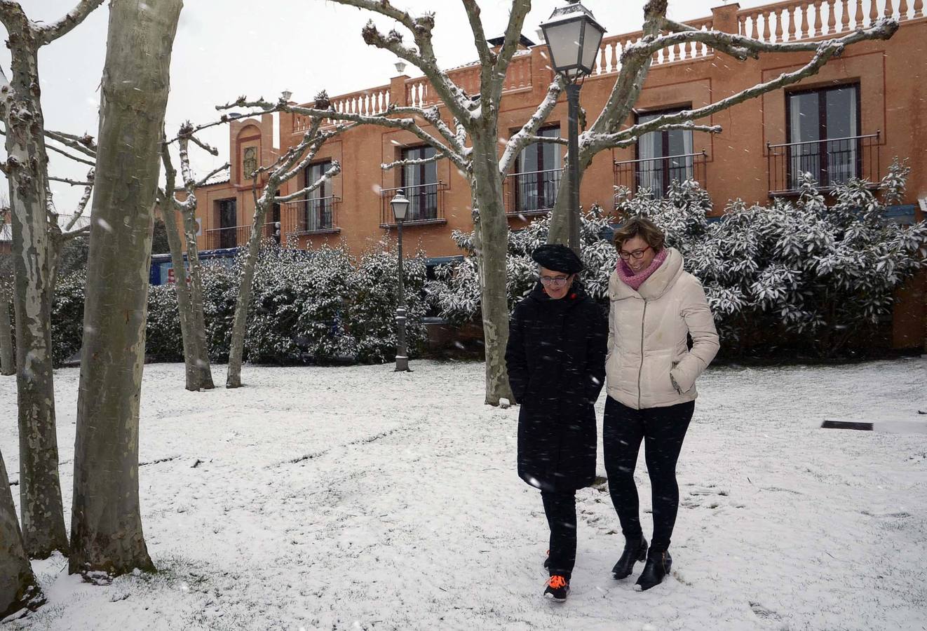 Dos mujeres pasean por la nieve en Torrecaballeros (Segovia), afectada por el temporal como el resto de la provinicia segoviana. 