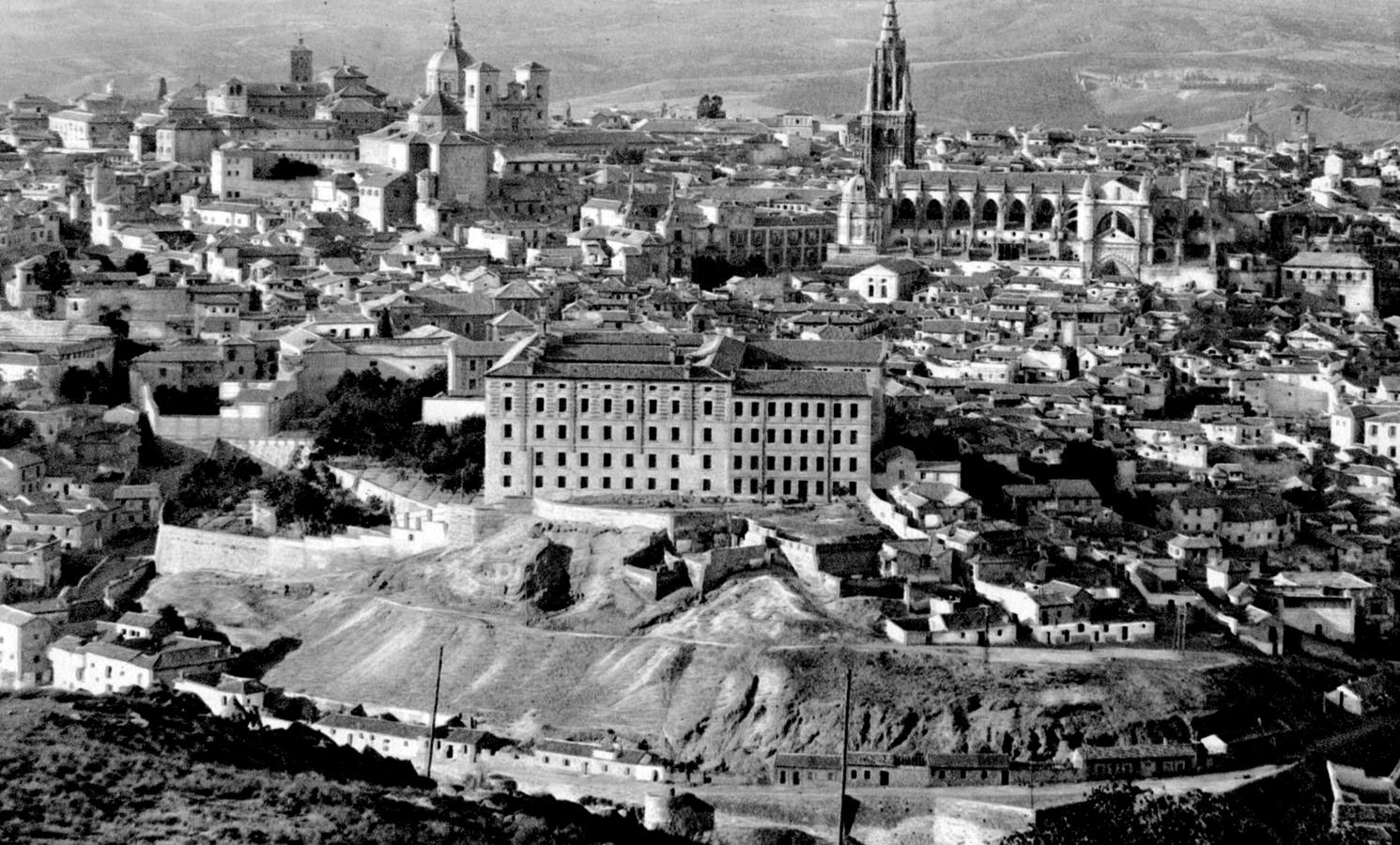 Siendo niño, Galdós realizó la maqueta de una ciudad medieval cuyo caserío escrestado se levantaba junto a un río, cruzado por un puente, y estaba rematado por una catedral gótica. ¿Encontró luego en Toledo la representación real de aquel recuerdo infantil? (Foto, Rodríguez). 