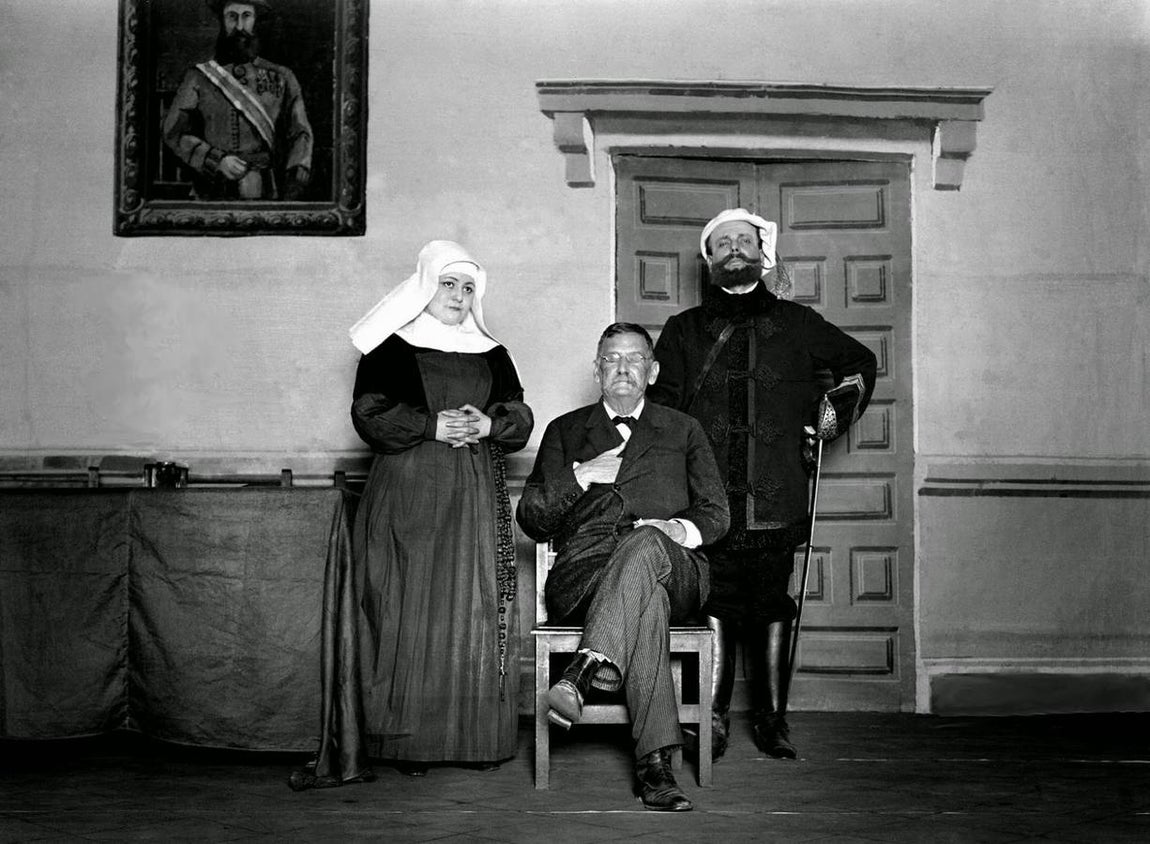 Galdós retratado en el escenario del Teatro Infanta Isabel de Madrid, en noviembre de 1915, durante el estreno de «Sor Simona», periodo en que estaba dictando para La Esfera sus «Memorias de un desmemoriado». 