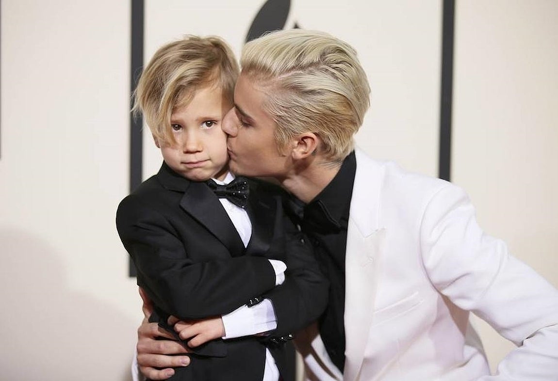 Justin Bieber acudió a la gala con su hermano pequeño. 