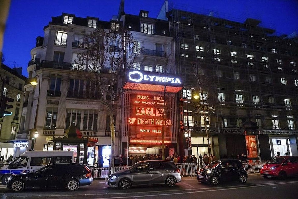 El teatro Olympia de París anuncia la actuación del grupo de música «Eagles of Death Metal» en su local. 