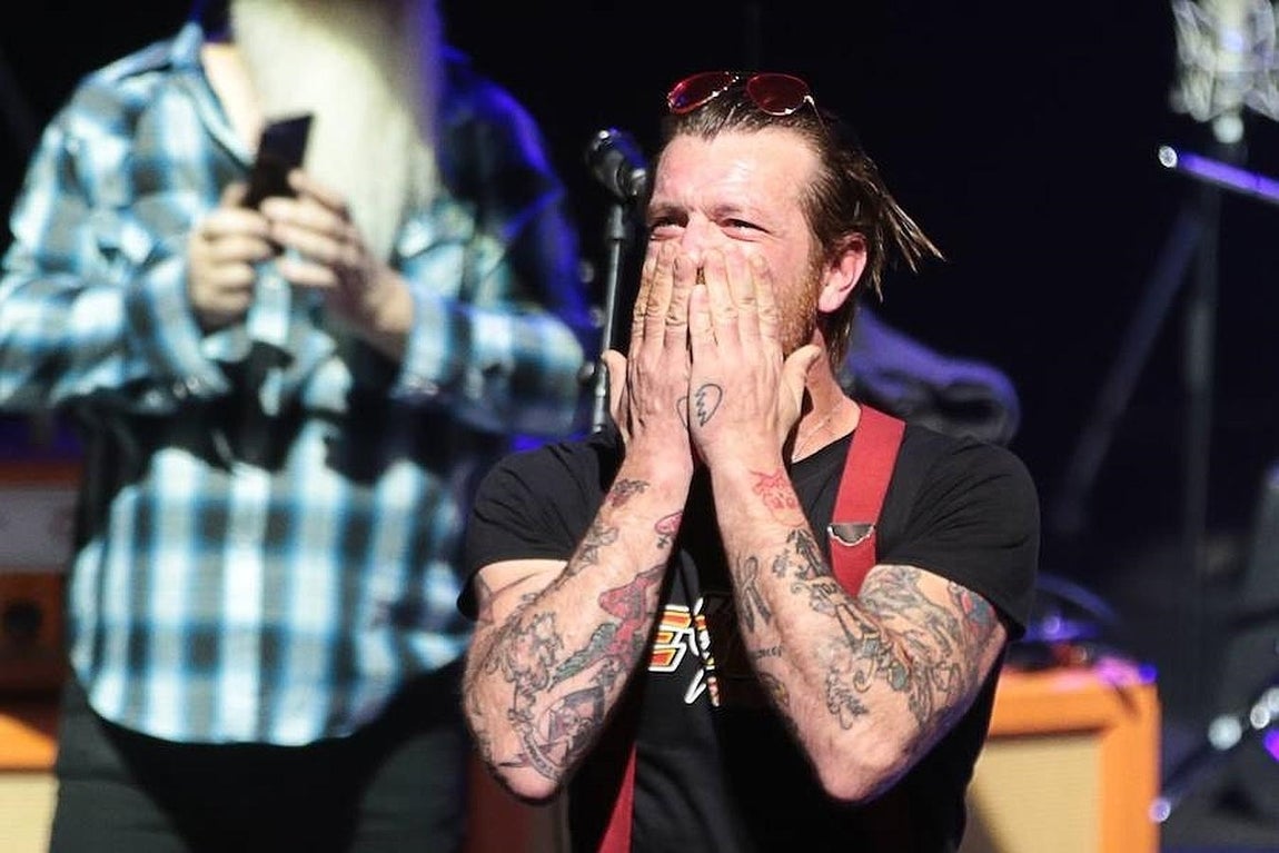 Jesse Hughes, cantante del grupo «Eagles of Death Metal», durante un momento de su actuación en el teatro Olympia de París. 