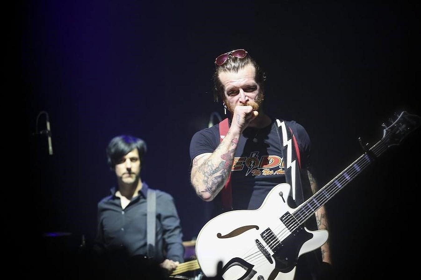 Jesse Hughes, cantante del grupo «Eagles of Death Metal», durante un momento de su actuación en el teatro Olympia de París