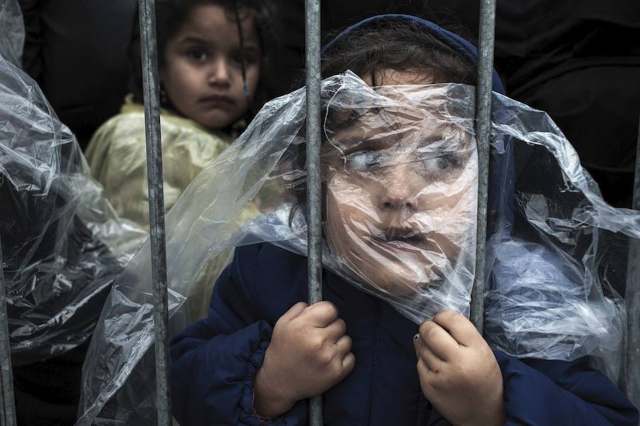 Imagen captada por el esloveno Matic Zorman que ha sido galardonada con el primer premio People (Gente), La fotografía muestra a una niña cubierta con un chubasquero mientras espera para su registro en un centro para refugiadosen Presevo, Serbia,