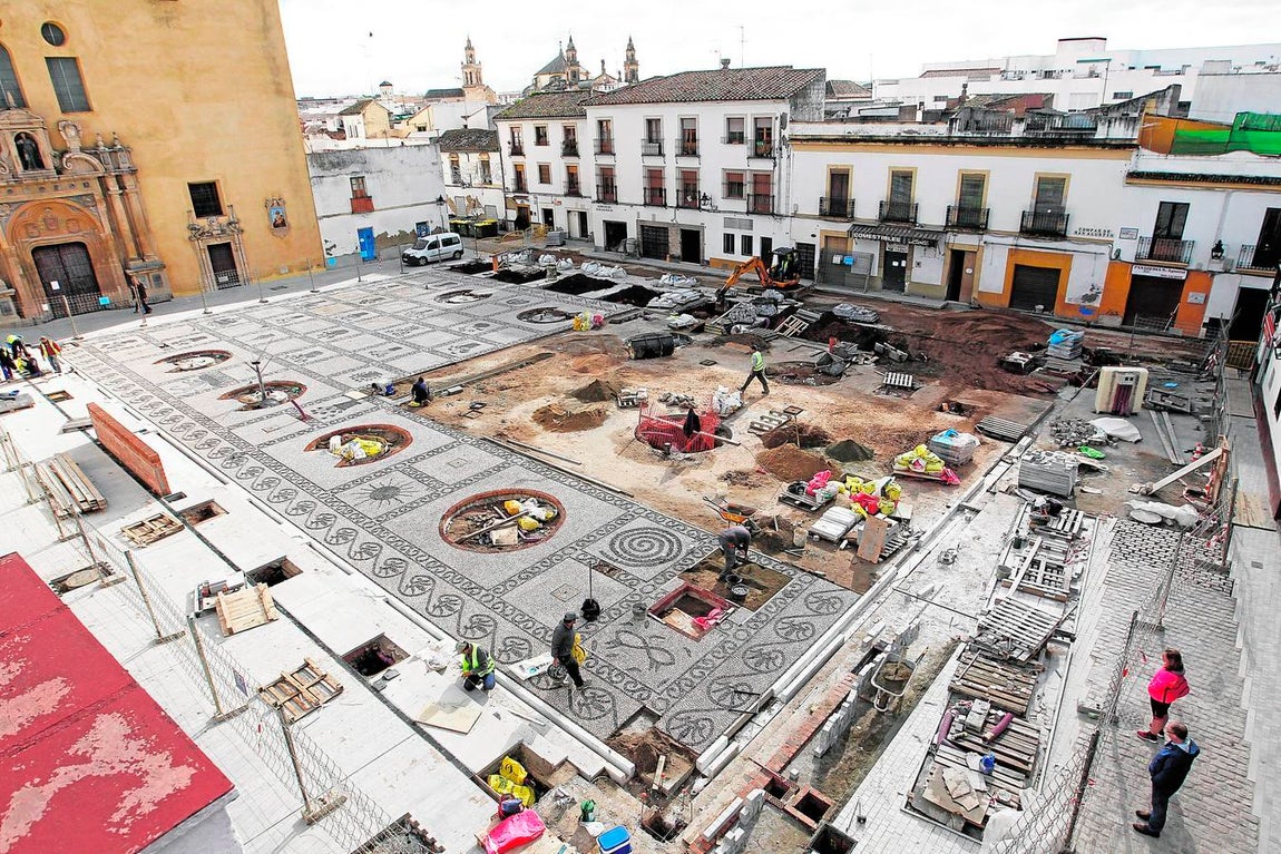 La plaza de San Agustín deja ver su nuevo aspecto. Las obras de remodelación de la plaza de San Agustín han puesto la directa y afrontan su recta final. El buen ritmo de los trabajos invita al optimismo de cara a la Semana Santa que se asoma a la vuelta de la esquina. Pero habrá que esperar a que el tiempo lo permita y no surjan complicaciones de última hora. Por lo pronto, el aspecto que luce la plaza es excelente.