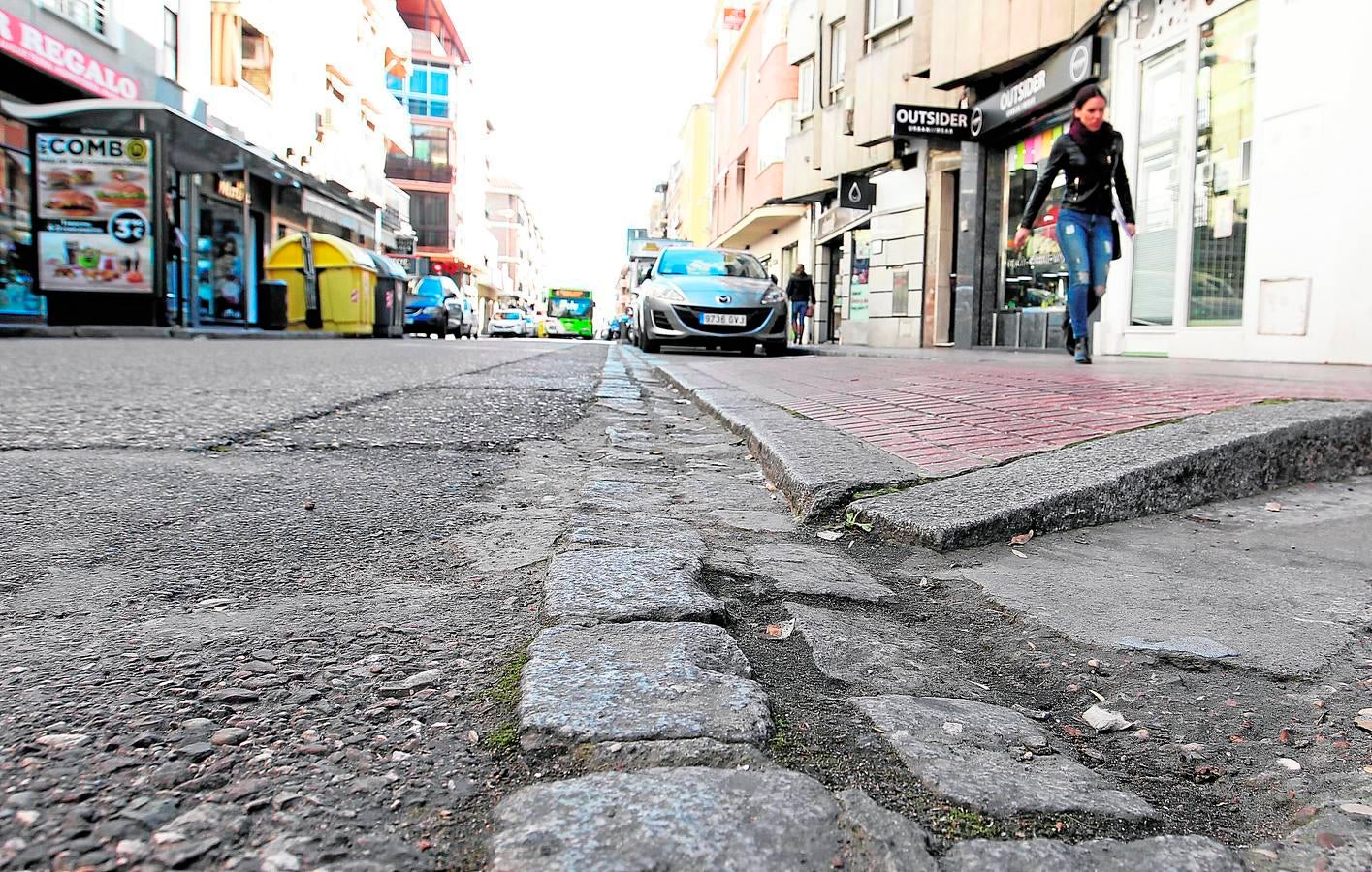 La avenida Jesús Rescatado, una imagen del pasado. Vecinos y comercientes de la avenida Jesús Rescatado han alzado su voz para exigir la reforma integral de la vía, indigna, a su juicio para uno de los Centros Comerciales Abiertos más dinánimos de la capital. Recuerdan al Ayuntamiento las grandes carencias que pueden acabar con el comercio, como la mala iluminación paupérrima, el asfalto en penoso estado o la ausencia de arboleda, entre otras.