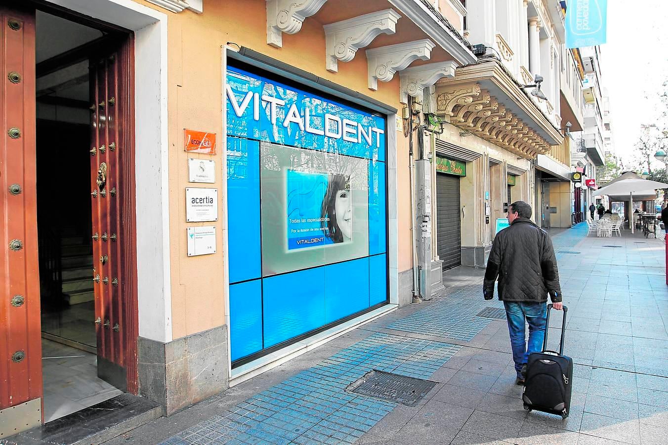 Las clínicas Vitaldent en Córdoba y su «calma inquieta». El golpe a la cúpula de Vitaldent por blanqueo de capitales ha marcado la actualidad de la semana. Las clínicas de la franquicia en Córdoba abrieron sus puertas con normalidad pero con una «calama inquieta» a la espera de que cómo evolucione