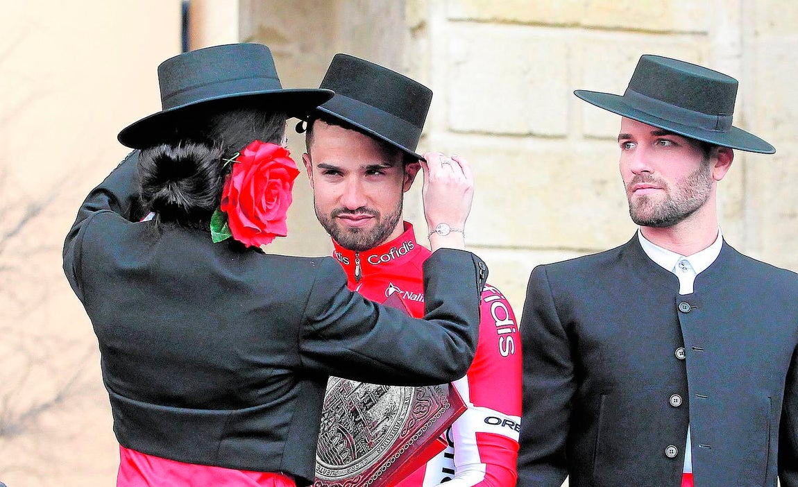 La Vuelta Ciclista a Andalucía recala en Córdoba. La Vuelta Ciclista a Andalucía llegó a Córdoba y dejó un nuevo líder. El ciclista Nacer Bouhanni, del grupo deportivo Cofidis, se llevó el triunfo de la segunda etapa de la sesenta y dos edición de esta prueba deportiva. El francés marcó un tiempo de 4 horas, 39 minutos y 33 segundos, que le permitió convertirse en el líder de la clasificación general de la Ruta del Sol y relevar al italiano Daniele Bennati, del equipo Tinkov. Bouhanni se impuso al sprint en un pelotón de apenas 50 corredores, después de que la carrera se rompiese al paso por el Alto de Trassierra, a 22 kilómetros de la meta, situada en el entorno de la Mezquita-Catedral.