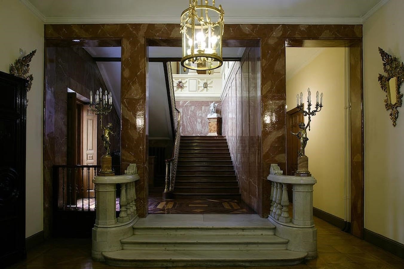 14.. El vestíbulo y las escaleras del Palacio de la Infanta Isabel de Borbón, actual Cuartel General del Mando Aéreo