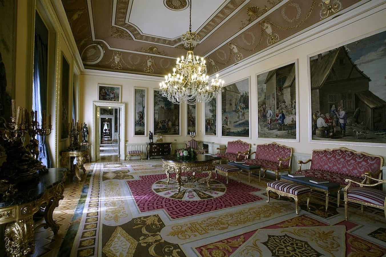 17.. Un salón del Palacio de Buenavista del Duque de Alba decorado con tapices, actual Cuartel General del Ejército de Tierra