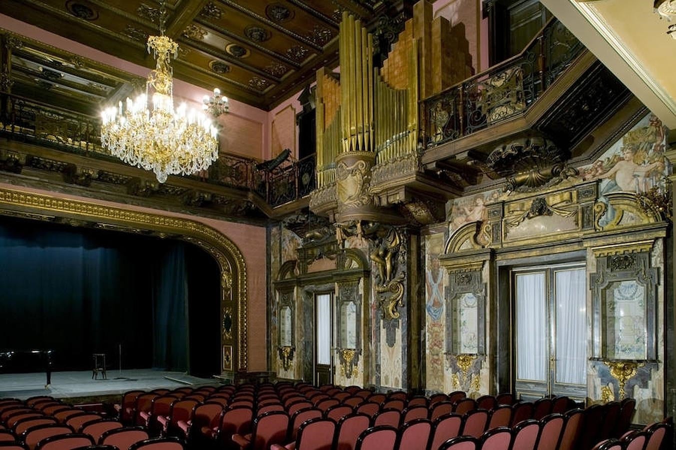 3.. El teatro del palacio de Bauer, sede de la Escuela Superior de Canto