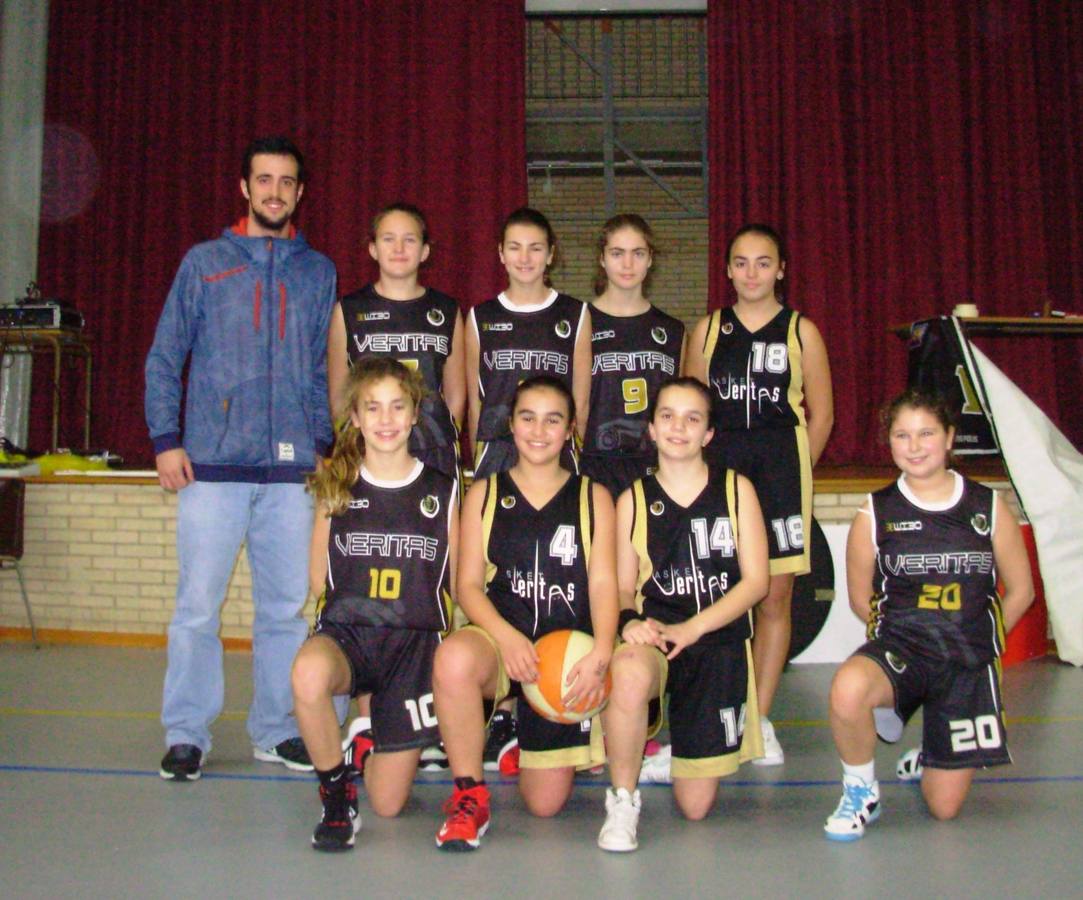 Instituto Veritas. Arriba: Alejandro (E), Paula (7), Carolina (6), Inés (9), Aitana (18). Abajo: Julieta (10), Blanca (4), Isabel (14), Ana (20). 