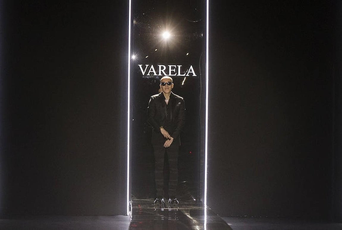 El diseñador Felipe Varela  sale a saludar tras el desfile. 