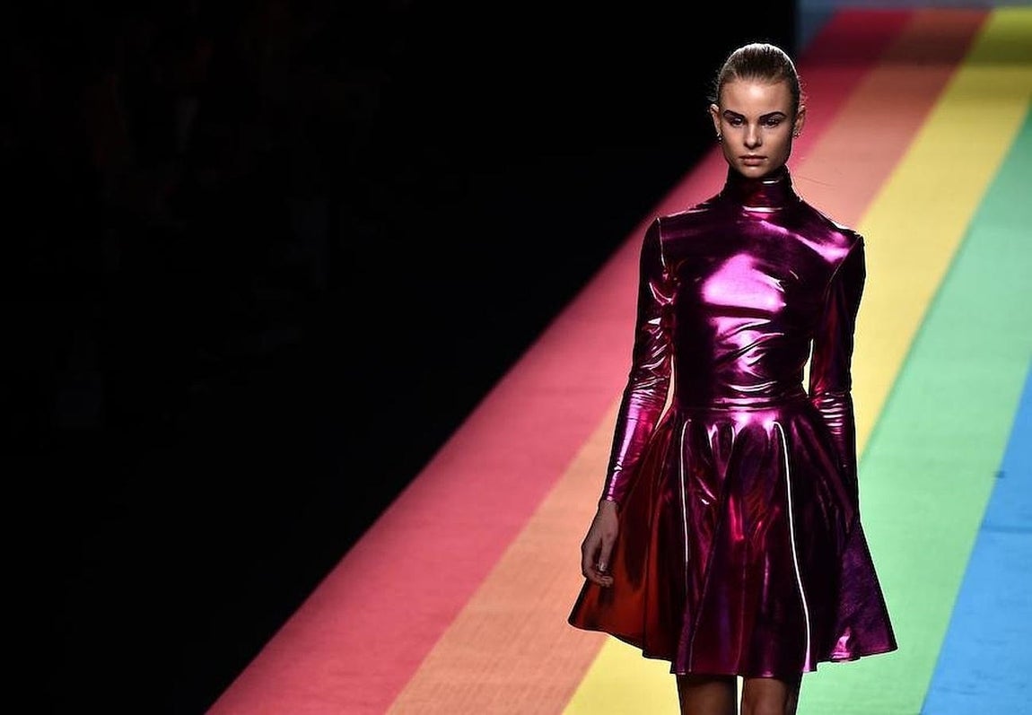 Una modelo luce una creación de María Escoté para la temporada otoño-invierno 2016-17. 