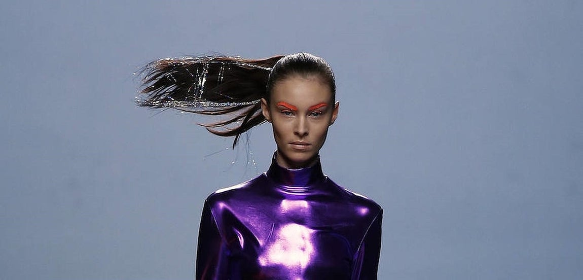 Una modelo luce una creación de María Escoté para la temporada otoño-invierno 2016-17. 