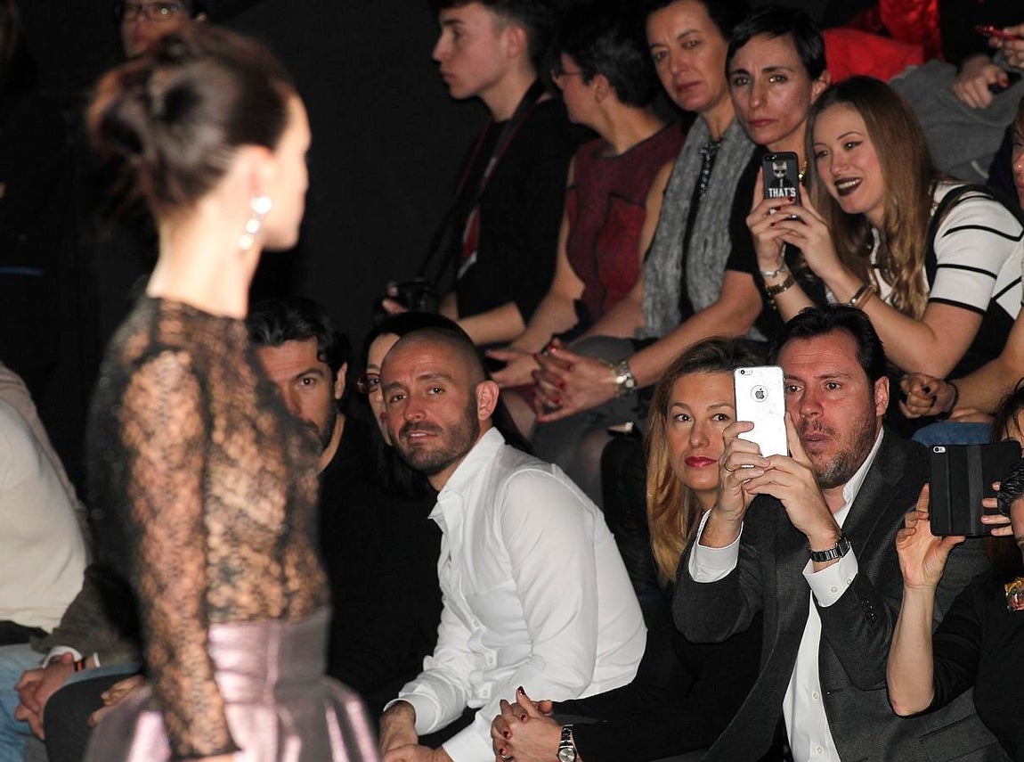 El alcalde Óscar Puente fotografía uno de los modelos de Esther Noriega. 