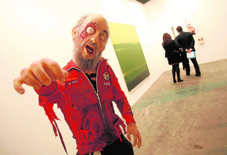 Un Fidel Castro zombie recibía a los visitantes como anuncio de la durabilidad del arte contemporáneo y la increíble longevidad del un dictador que no necesita nevera para conservarse. 