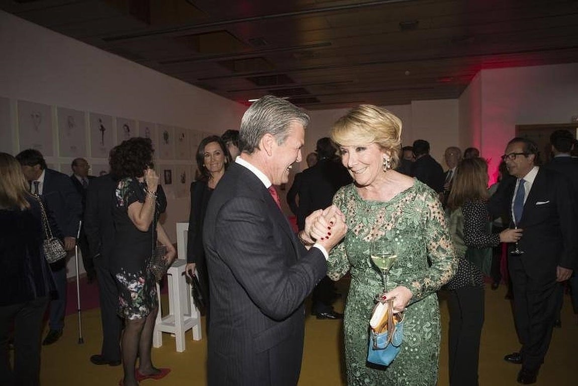 Esperanza Aguirre saluda a uno de los galardonados en la entrega del VIII Premio Taurino de ABC, Juan Antonio Ruiz «Espartaco». 