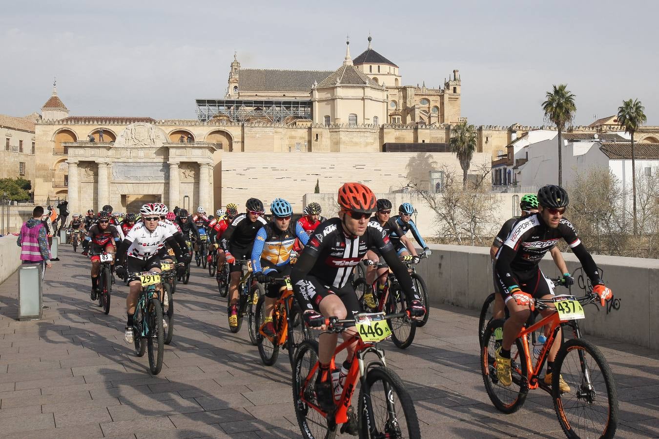 Cambio de líderes. Alban Lakata y Kristian Hynek, del Topeak Ergon, han conseguido la victoria y la primera posición en la general