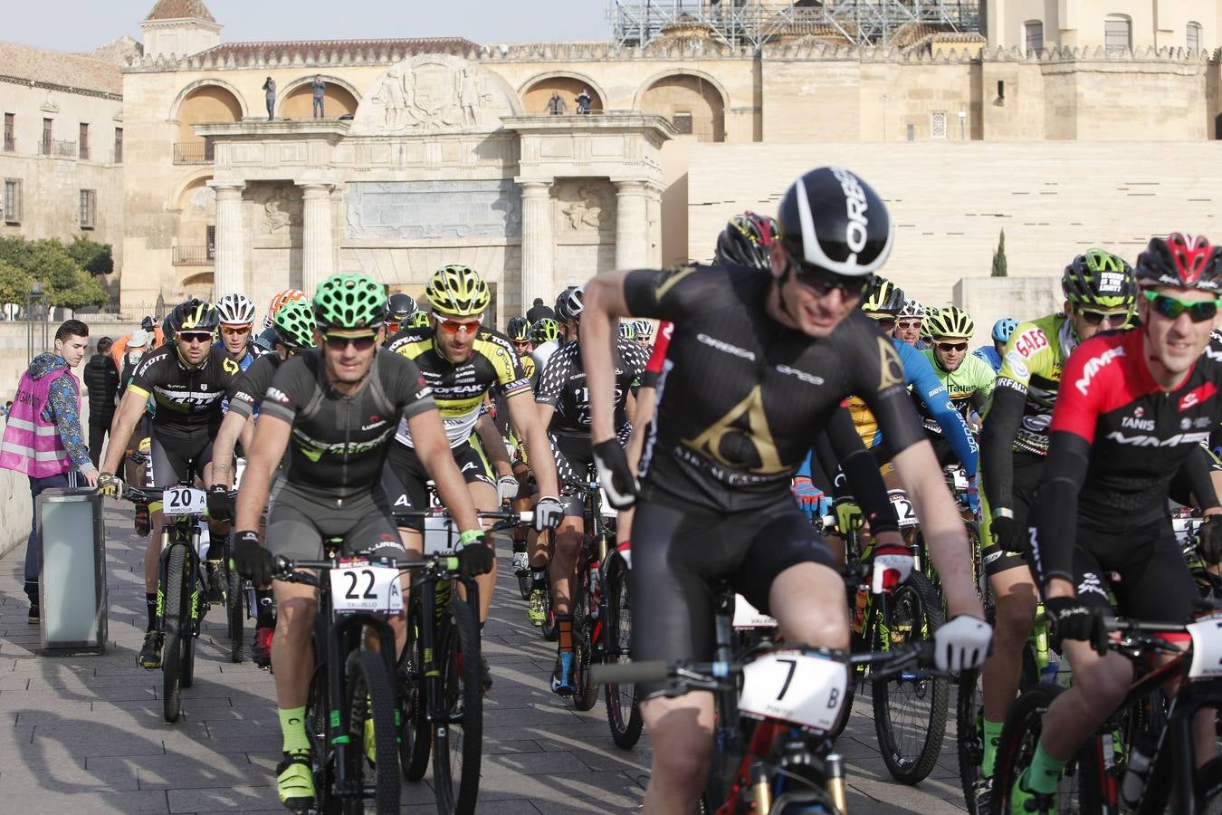 Cambio de líderes. Alban Lakata y Kristian Hynek, del Topeak Ergon, han conseguido la victoria y la primera posición en la general