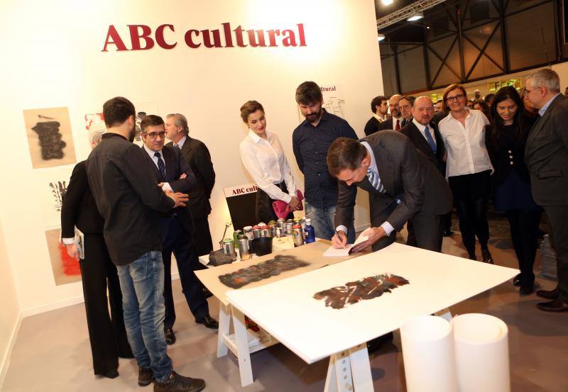 Los Reyes se han acercado en la mañana de este jueves al stand de ABC en la Feria de Arte Contemporáneo ARCO, donde han felicitado al ABC Cultural por su 25 cumpleaños. 