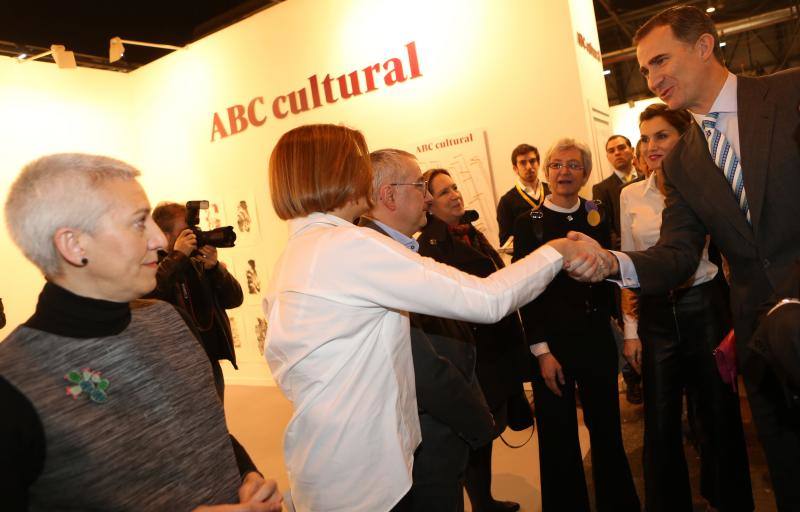 En la imagen, Don Felipe saludo a los responsables del ABC Cultural, Alfonso Armada, Laura Revuelta y Javier Diaz Guardiola, entre otros. 