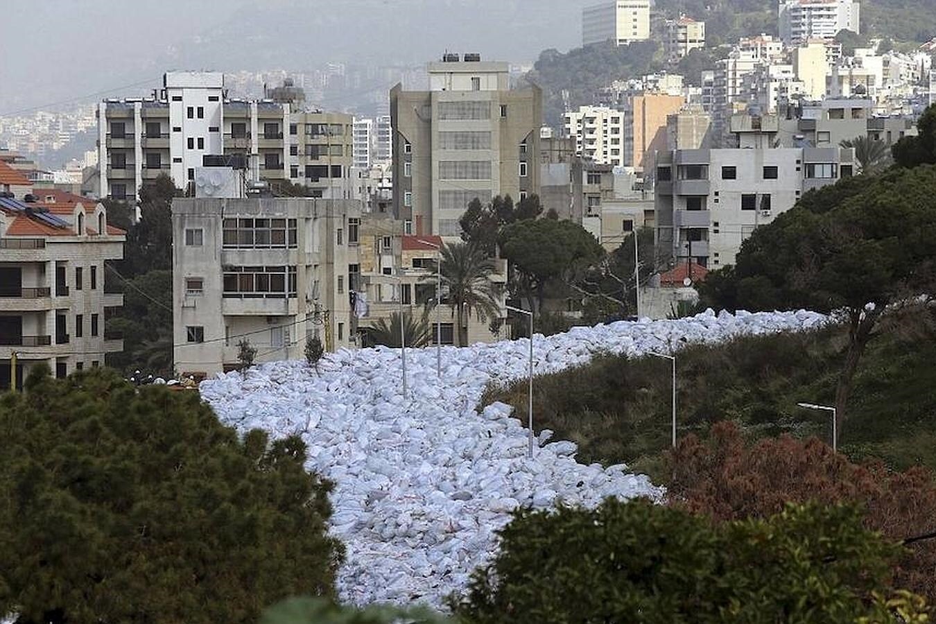 Un río de basura recorre la ciudad de Beirut