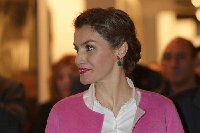 Doña Letizia ha escogido unos llamativos pantalones cropped de cuero negro. 