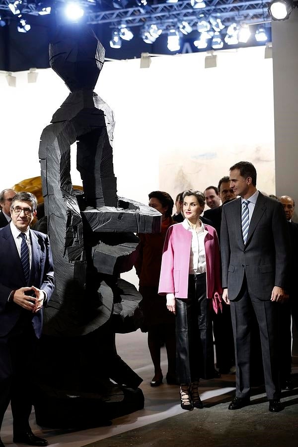 Los Reyes posan con Patxi López en uno de los «stands» de la feria. 