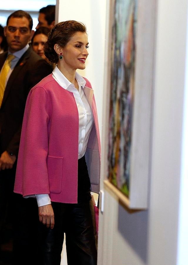 La Reina Doña Letizia, en uno de los «stands» de ARCO. 