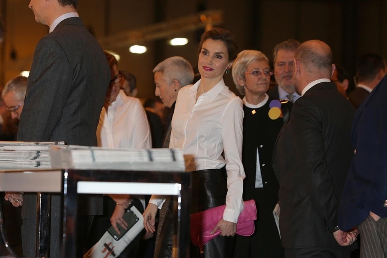 Los Reyes, en su visita al «stand» de ABC Cultural en ARCO. 