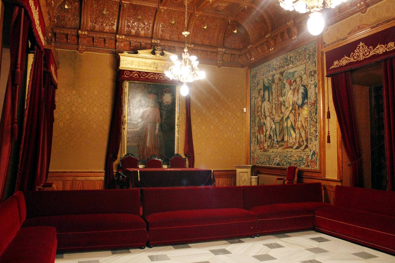 El salón de actos que se engalanó para la visita de Alfonso XIII. 