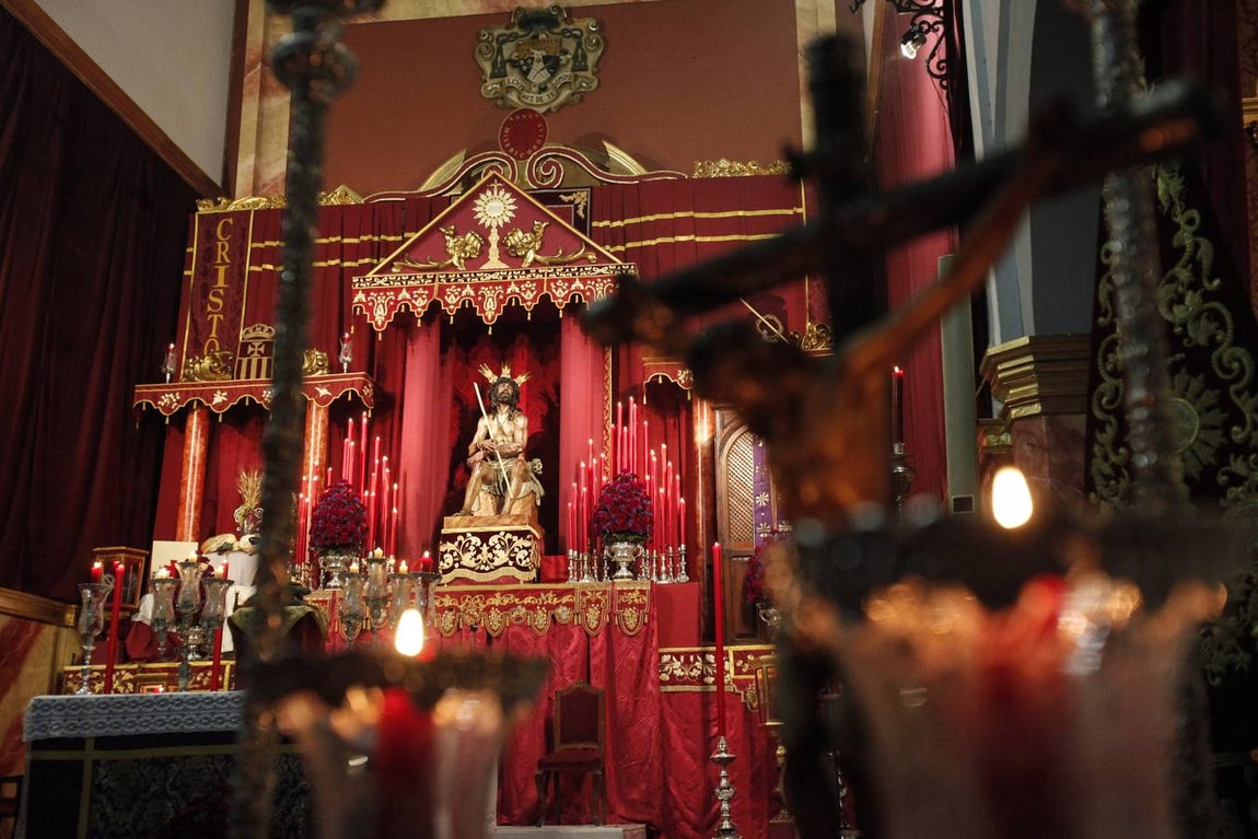 Coronación de Espinas, imágenes de un altar simbólico