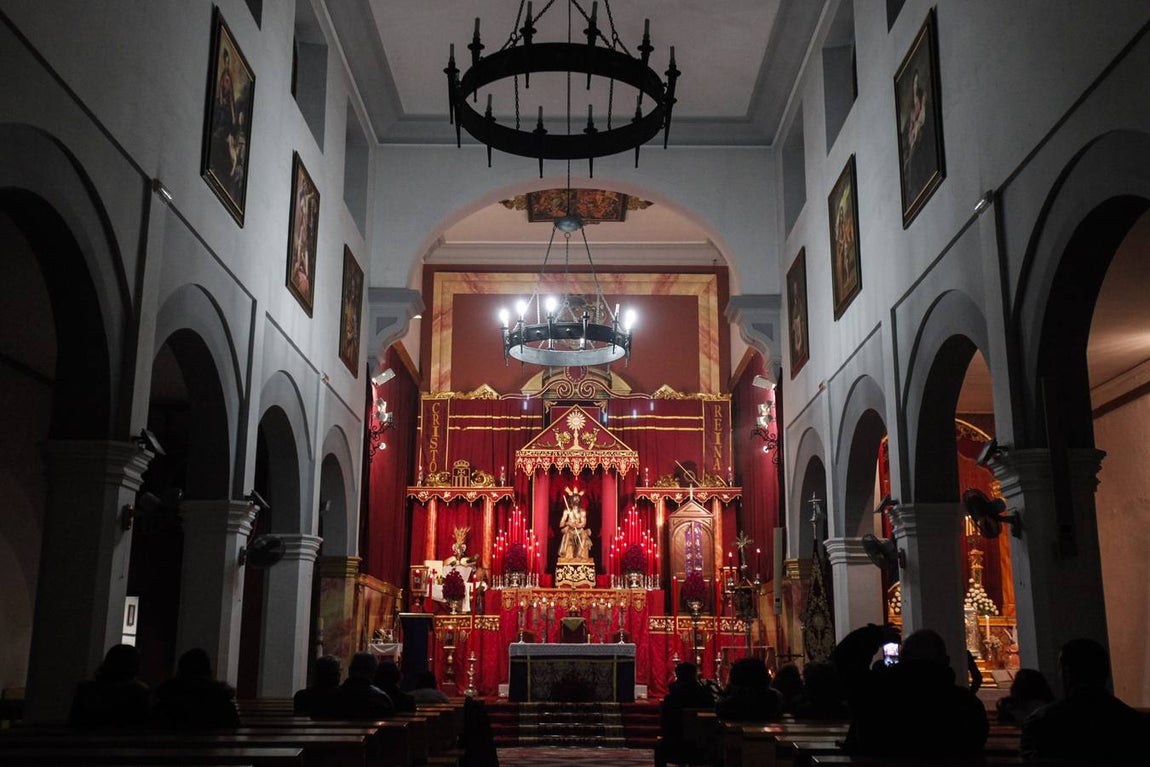 Coronación de Espinas, imágenes de un altar simbólico