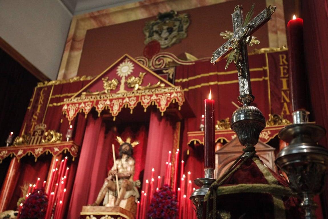Coronación de Espinas, imágenes de un altar simbólico