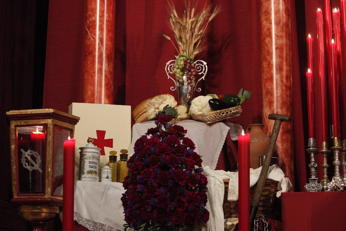 Coronación de Espinas, imágenes de un altar simbólico