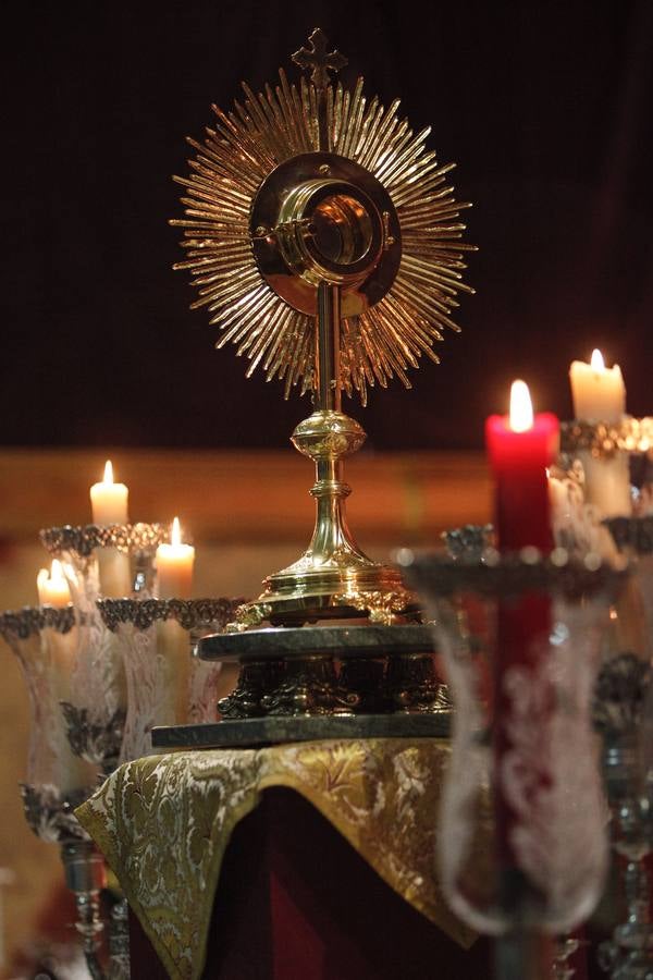 Coronación de Espinas, imágenes de un altar simbólico
