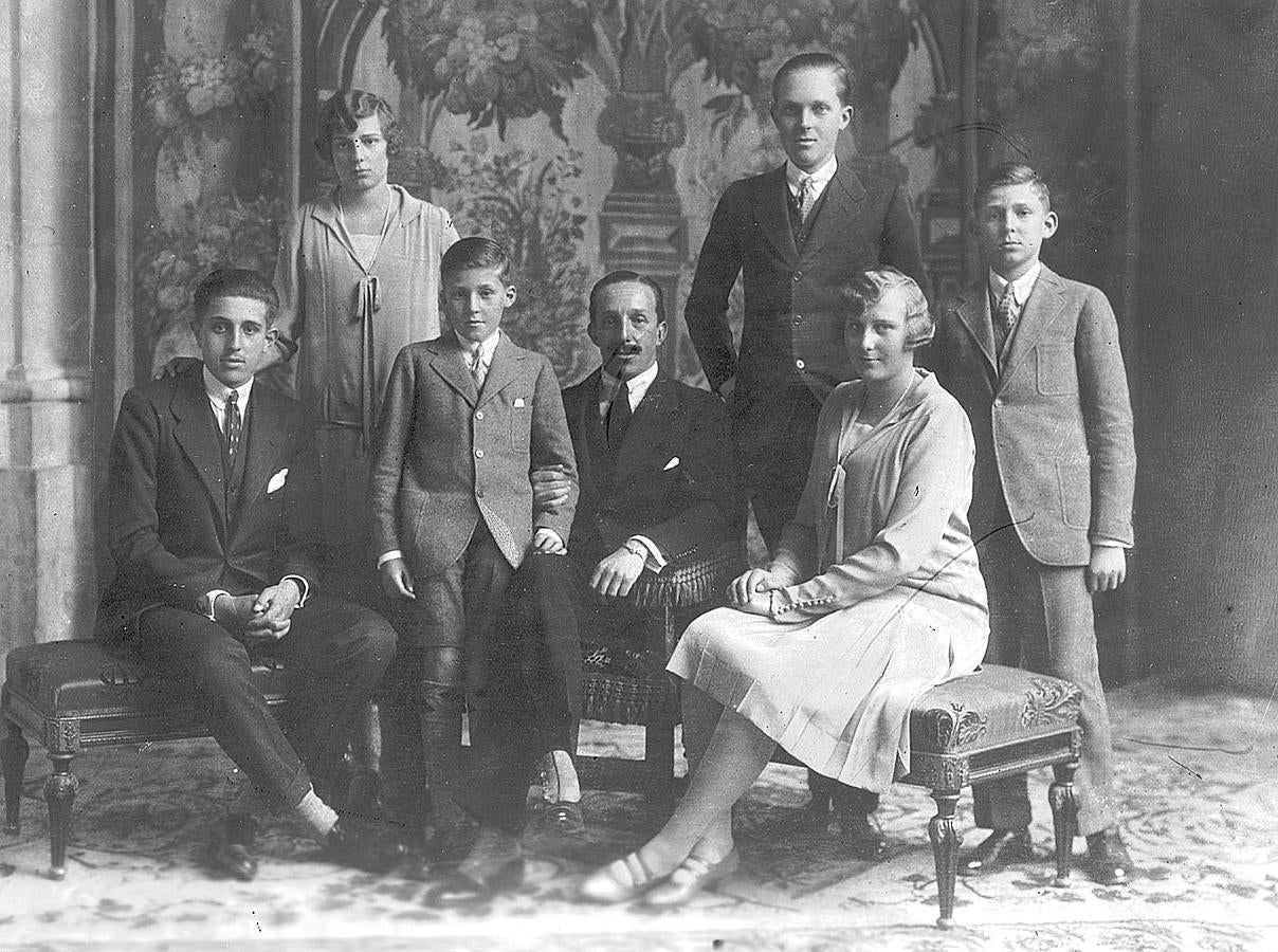 Con Victoria Eugenia y sus hijos. En Santander, el 25 de diciembre de 1922, el Rey rodeado de sus hijos. De izquierda a derecha, los Infantes Don Jaime, Doña Beatriz y Don Gonzalo; el Príncipe de Asturias Don Alfonso, Doña Cristina y Don Juan