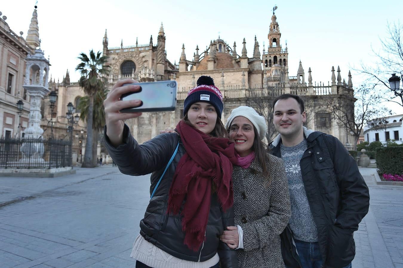 ,Las circunstancias meteorológicas obligaron a sevillanos y visitantes a sacar del armario abrigos, gorros y bufandas