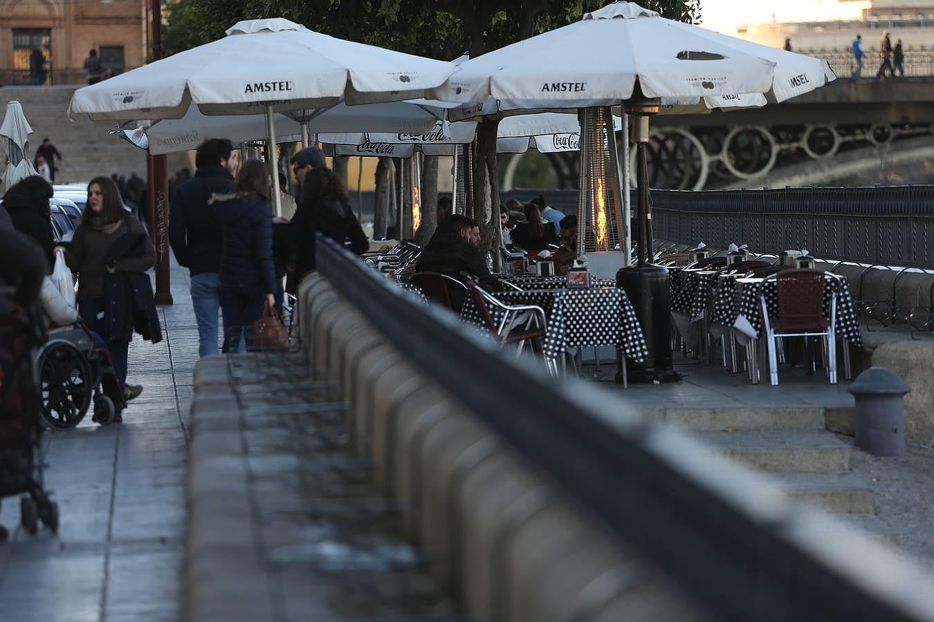 ,Las circunstancias meteorológicas obligaron a sevillanos y visitantes a sacar del armario abrigos, gorros y bufandas