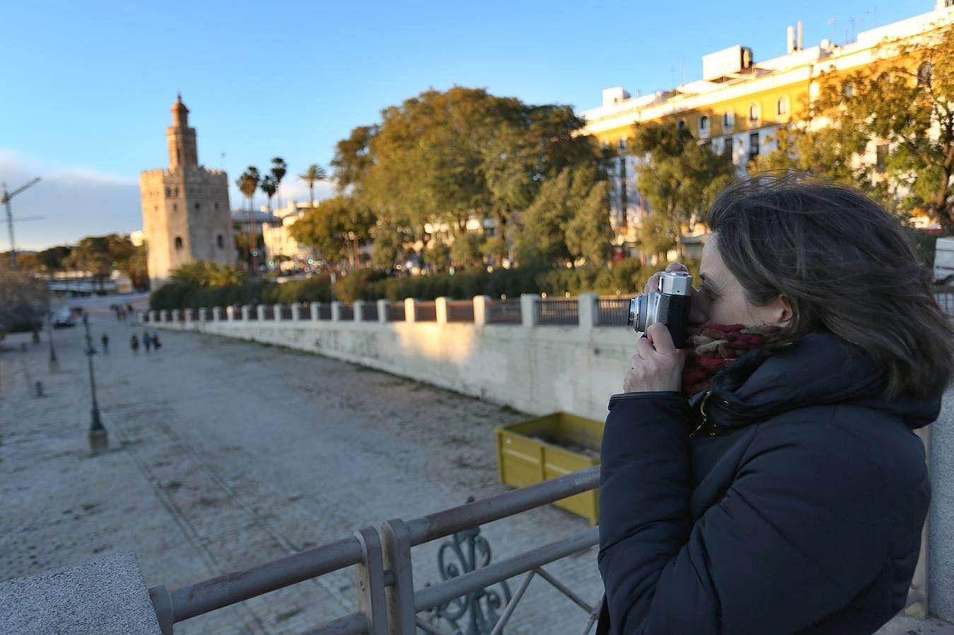 ,Las circunstancias meteorológicas obligaron a sevillanos y visitantes a sacar del armario abrigos, gorros y bufandas