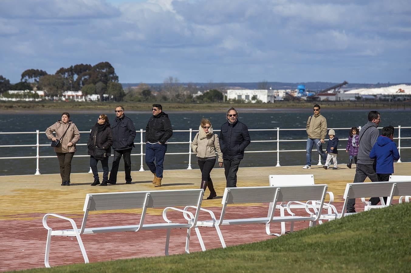 El nuevo Paseo de la Ría de Huelva se inauguró este 27 de febrero, en la jornada previa a la celebración del Día de Andalucía