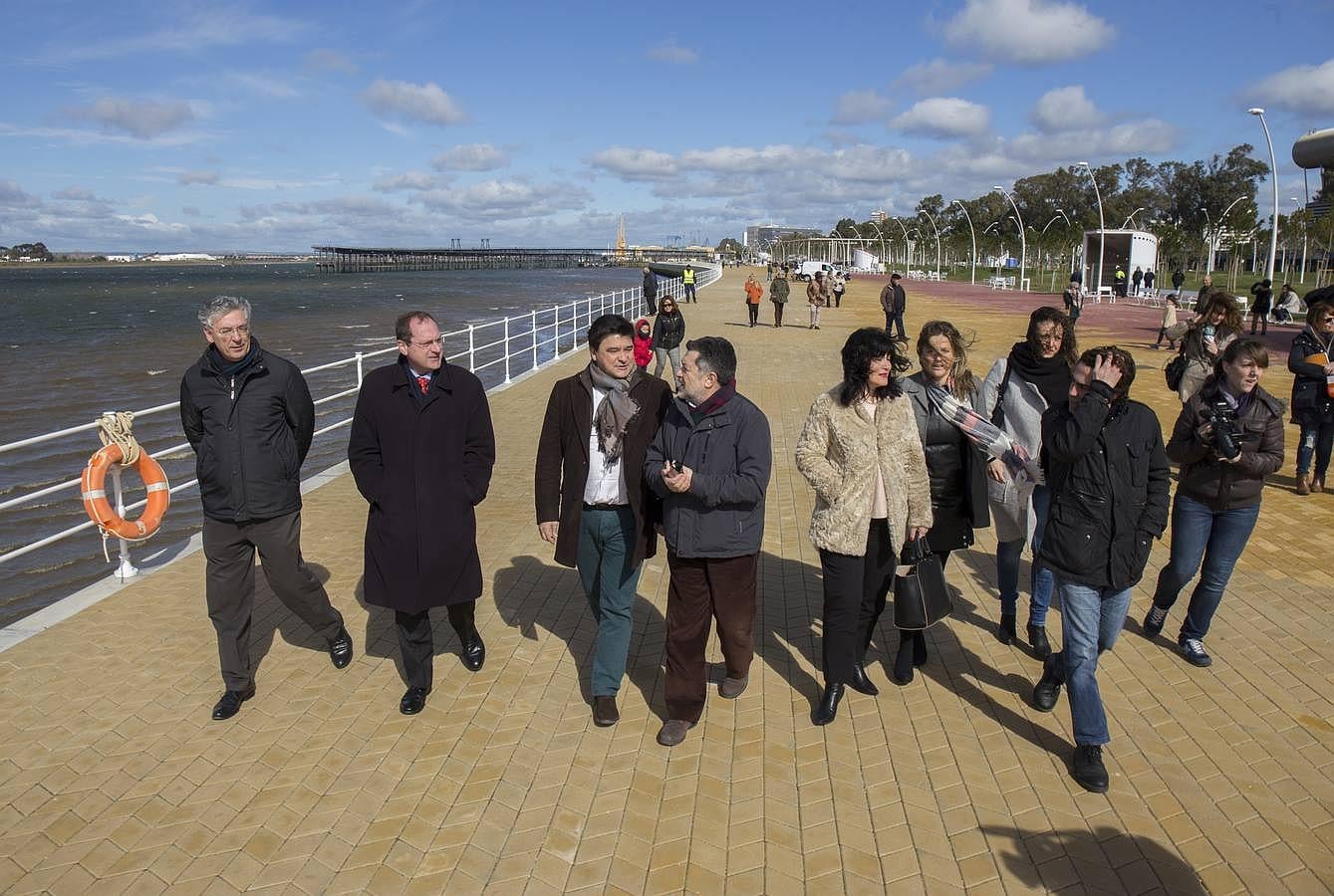 El nuevo Paseo de la Ría de Huelva se inauguró este 27 de febrero, en la jornada previa a la celebración del Día de Andalucía