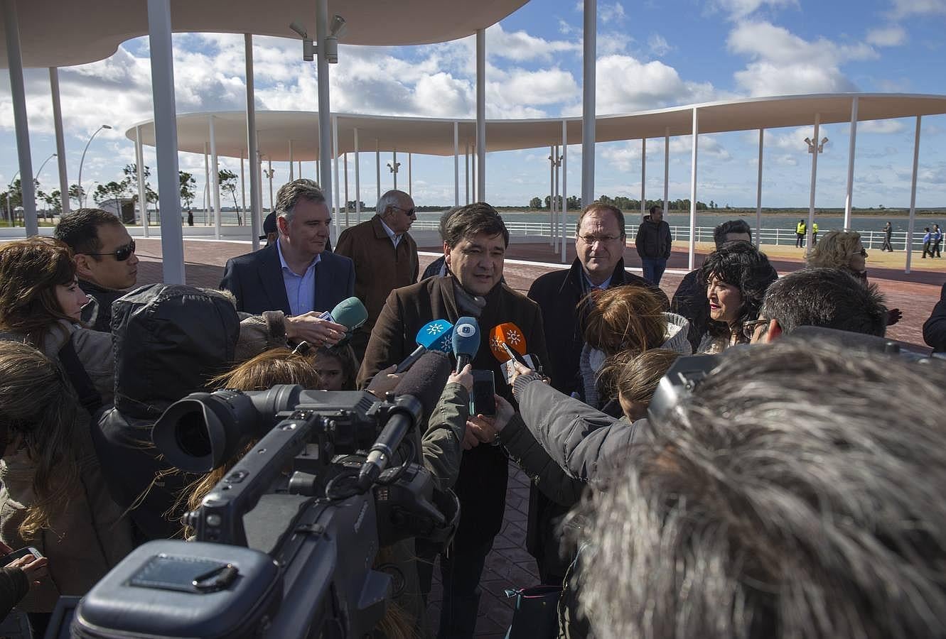 El nuevo Paseo de la Ría de Huelva se inauguró este 27 de febrero, en la jornada previa a la celebración del Día de Andalucía