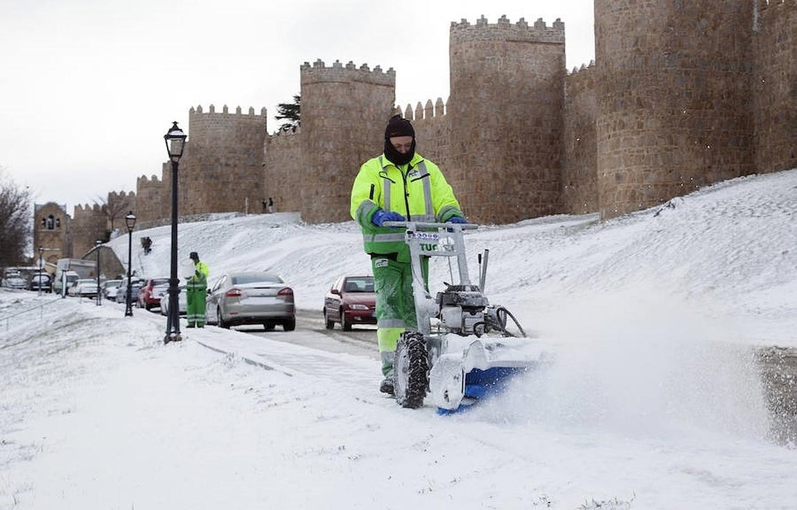 La nieve tiñe España de blanco. El temporal ha provocado dificultades en las carreteras pero también ha dejado bellas estampas en varias ciudades españolas