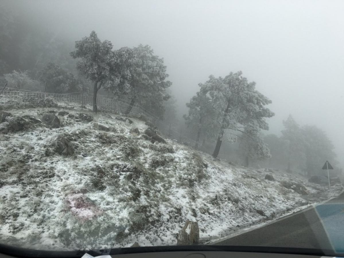 Grazalema y Villaluenga se tiñen de blanco