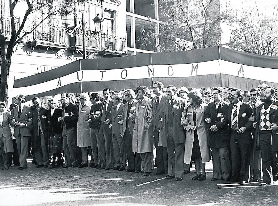 Cabecera de la manifestación en la calle San Fernando de Sevilla. De izquierda a derecha: Carmen Llopart, Tassara Llosent, Eugenio Alás, Soledad Becerril, Fernando Soto, Eduardo Saborido, José de la Peña Cámara, Francisco García Borbolla, Alfonso Guerra, Manuel Benítez ufo, Luis Yáñez, Alfonso Lazo, Rafael Escudero, Plácido Fernández Viagas, Ana María Ruiz, Enrique Martínez, Antonio Zoido, Eladio García, Miguel Ángel Pino, Tomás Iglesias y Francisco (Curro Rodríguez)