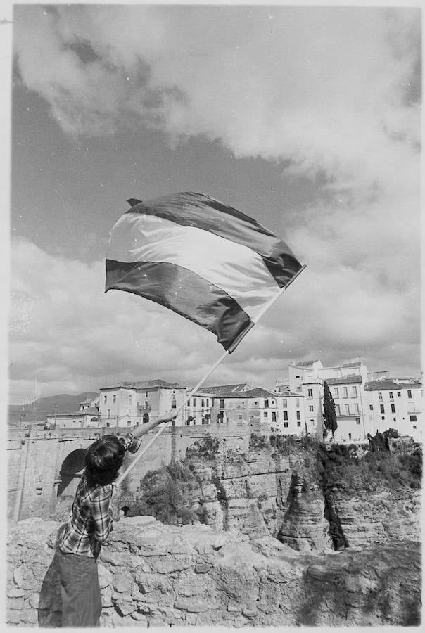 La bandera ondea en manos de un niño sobre Ronda, considerada cuna del andalucismo